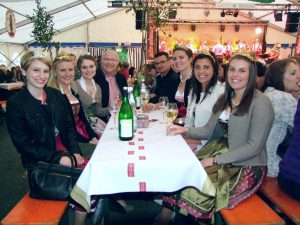 Man sieht Bad Mergentheims Oberb&uuml;rgermeister Udo glatthaar und J&uuml;rgen Stilling, Vorsitzender des Weinbauvereins Bad Mergentheim mit jeder Menge Weinhoheiten beim Markelsheimer Weinfest