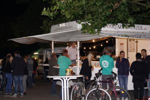 Besucher der Veranstaltung "Der klingende Weinberg" der Bottwartaler Winzer an einer der Stationen.