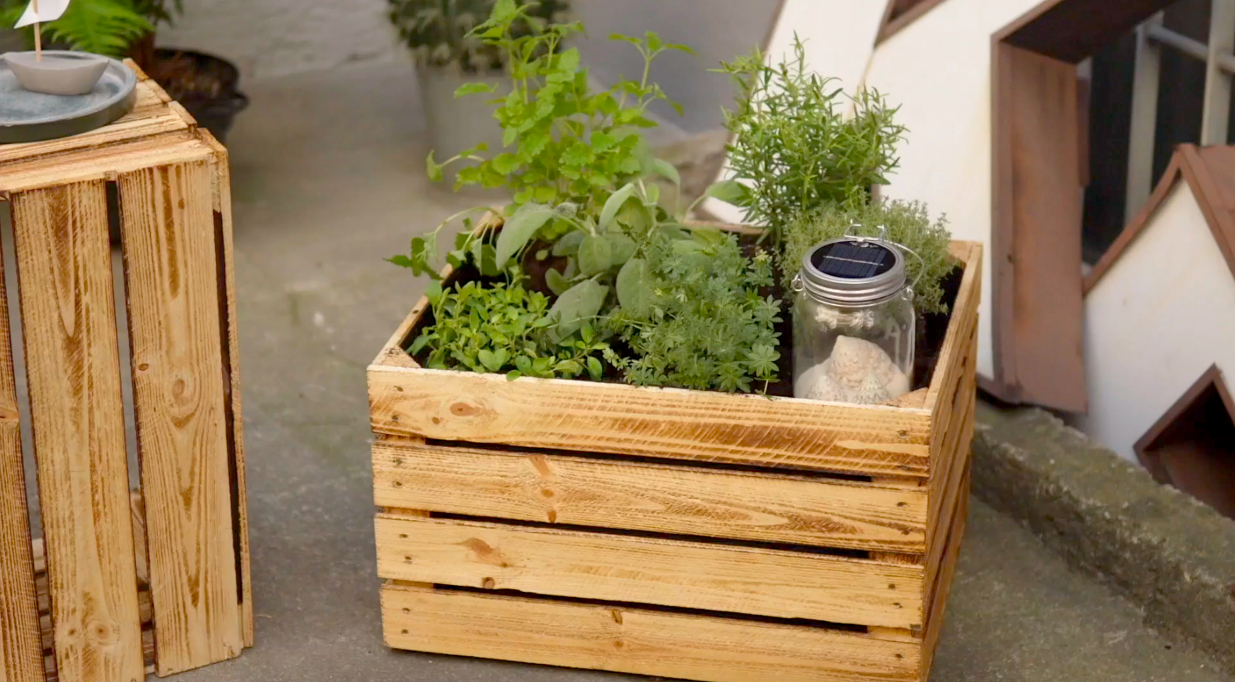Balkon DIY - Kräuterbeet aus Weinkiste