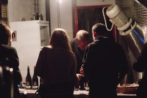 Besucher bei "Gläserne Produktion"