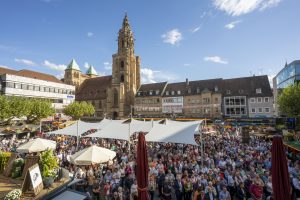 Heilbronner Weindorf 2022 Eröffnung: Der Kiliansplatz gefüllt mit Menschen.
