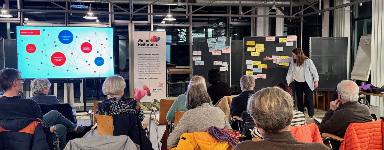 Die Teilnehmenden des European Green Capital Workshops lauschen einem Vortrag.