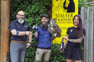 Albrecht Schurr, Gesch&auml;ftsf&uuml;hrer der Fellbacher Weing&auml;rtner, Erik Pelz, Falkner der Stauferfalknerei) mit Quentin (Europ&auml;ischer Uhu) und Nadine Maier (Mitarbeiterin Stauferfalkner).