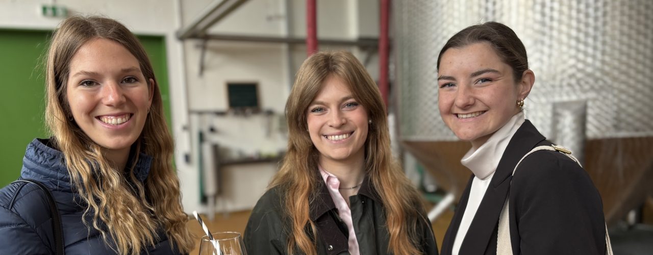Die Deutschen Weinhoheiten 2024/2025 stoßen mit dem Sprizz der Weinkellerei Hohenlohe an.