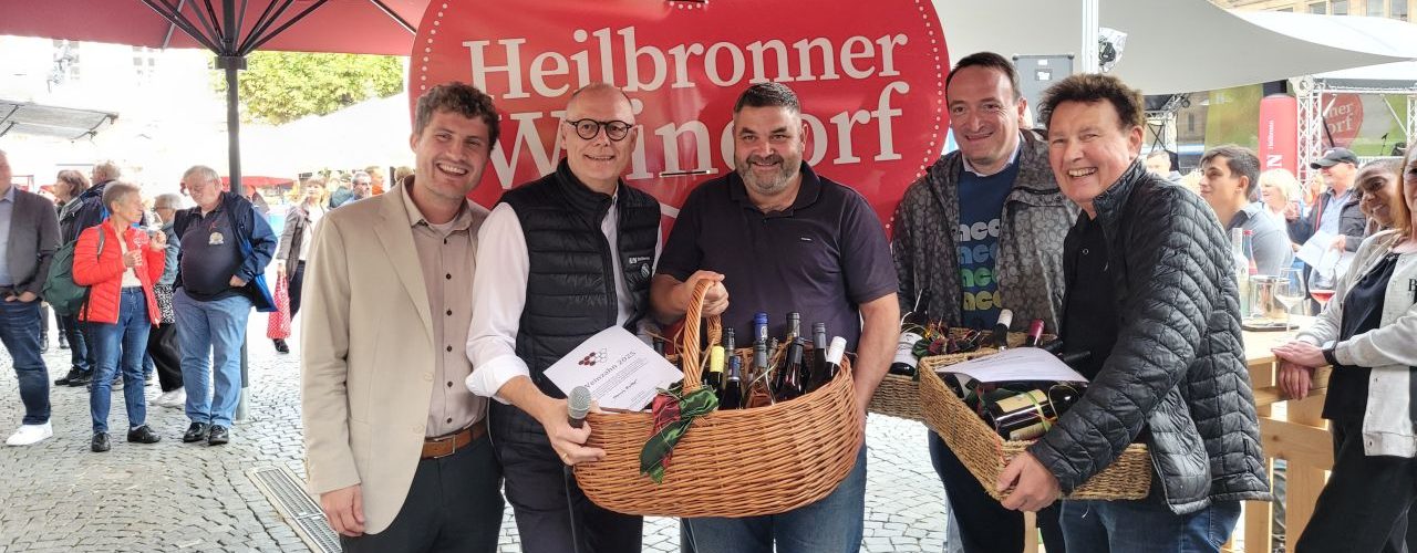 v.l.n.r. Daniel Drautz, Steffen Schoch und die drei Gewinner des Weinzahn-Wettbewerbs auf dem Heilbronner Weindorf: Florian Haller, Jörg Ernstberger, Friedrich Wagner