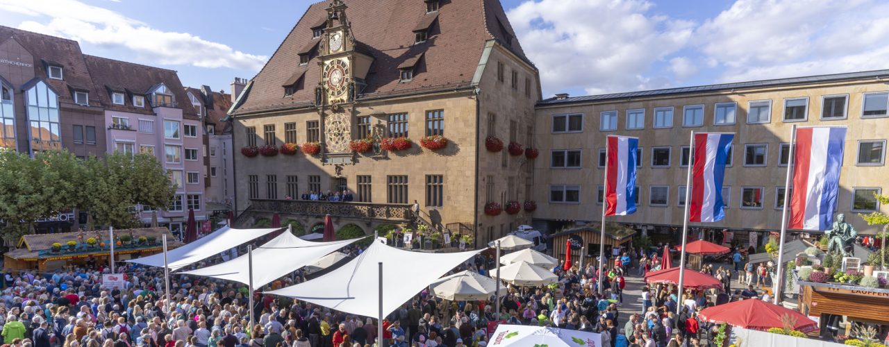 Luftaufnahme vom gut gefüllten Heilbronner Weindorf
