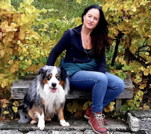 Isabel Klink, Bestseller-Autorin aus Neuffen, mit ihrem Hund