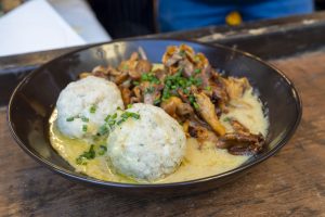 Man sieht leckeres Essen auf einem Mehrwegteller