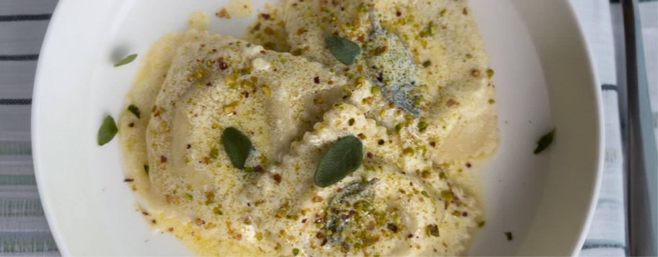 Rezept: Hausgemachte Ravioli mit Lachs-Ricotta-Pistazienfüllung