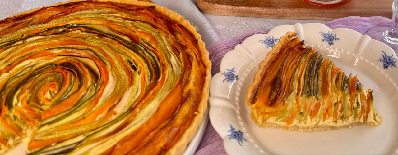 Bunte Quiche mit Zucchini und Karotten in Rosenform