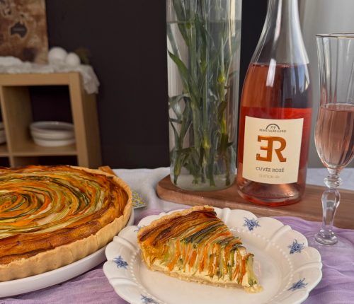Bunte Quiche mit Zucchini und Karotten in Rosenform